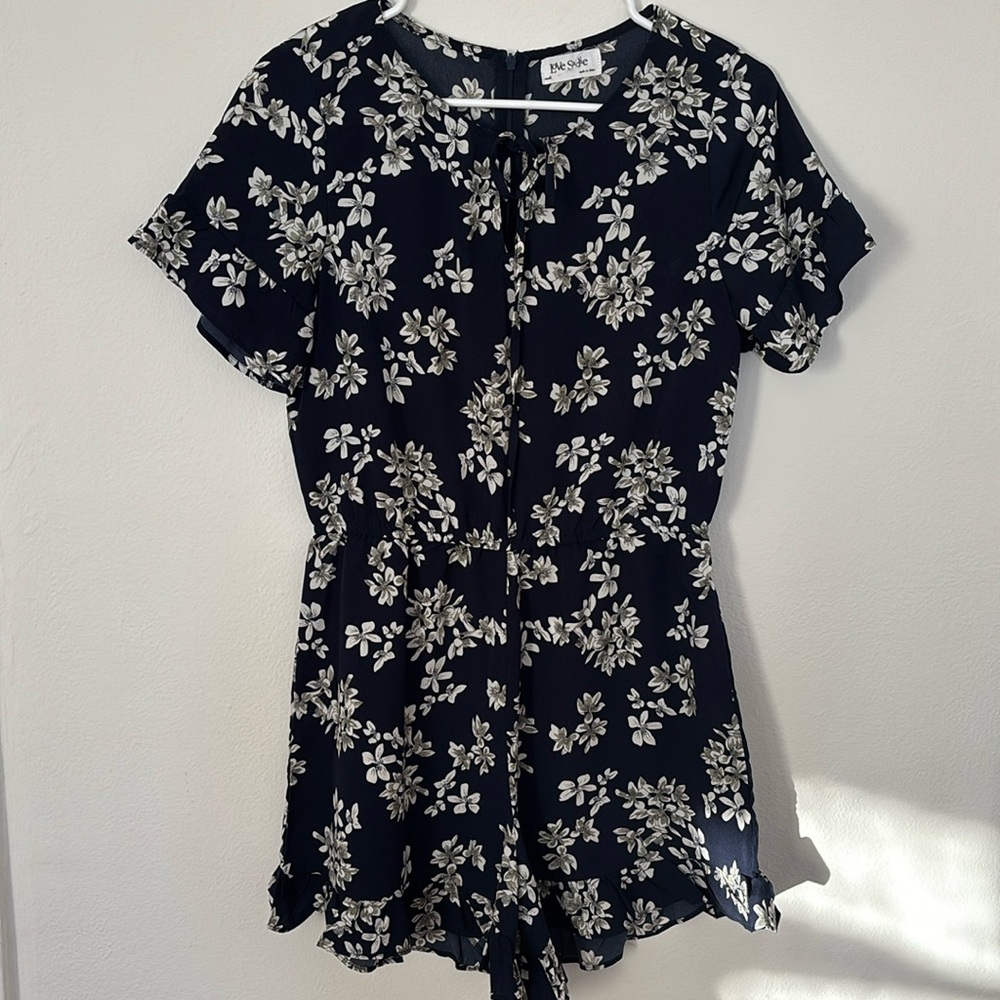 Love Sadie Floral Shorts Romper Size Small